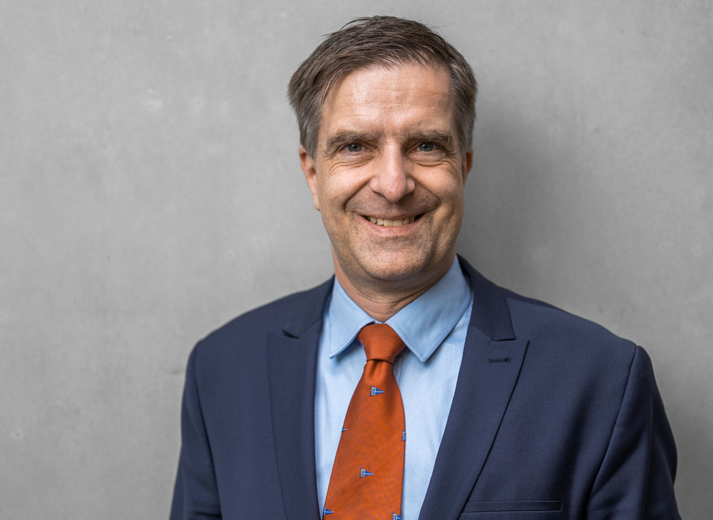 Dr Christoph Riemer（首席执行官）
